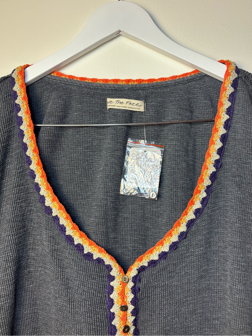 NWT We The Free Charcoal V-Neck Top with Orange & Purple Scallop Trim, size Med - Picture 3 of 9